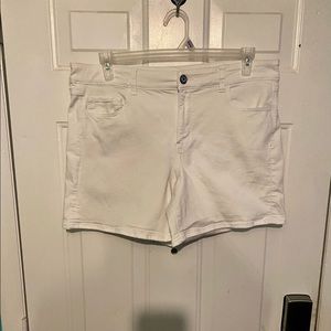 American Eagle 🦅 White Shorts